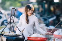 Nữ sinh Huế xinh đẹp bên gánh hàng rong bất ngờ nổi tiếng