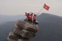 Giới trẻ tìm ra "mỏm đá sống ảo" mới tại Quảng Ninh