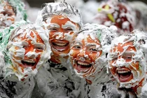 Không ngại bẩn, sinh viên "quẩy" hết mình trong tiệc xà phòng 