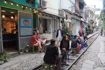 Vừa mới gây sốt, quán cafe giữa đường tàu đã bị đóng cửa