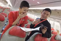 Nam tiếp viên điển trai nhảy trên máy bay gây tranh cãi