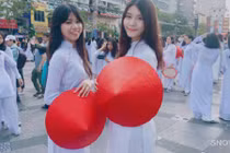 Nhan sắc thật của thiếu nữ “gây bão” phố đi bộ Nguyễn Huệ