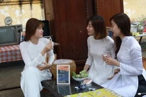 Mê mẩn ngắm nữ sinh HV Ngân hàng trong hội sách "Thời ấy"