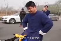 Quý ông dùng “của quý” kéo 7 chiếc ô tô gây choáng