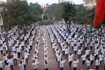 Hơn 1000 học sinh Cửa Lò "quẩy" nhạc Sơn Tùng giữa sân trường