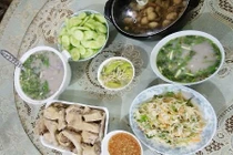 Khoe mâm cơm "xoàng" giá 450 nghìn, mẹ trẻ bị chê "chém gió"