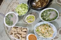 Khoe mâm cơm "xoàng" giá 450 nghìn, mẹ trẻ bị chê "chém gió"