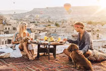 Đôi trẻ kiếm 9.000 USD cho mỗi lần đăng ảnh sống ảo