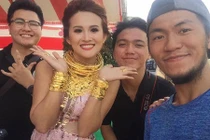 Hoa mắt nhìn cô dâu chú rể mang đầy vàng ở Đồng Nai