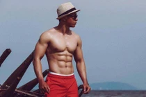 Trai đẹp khoe bụng 6 múi ở biển Cần Giờ gây "bỏng mắt"