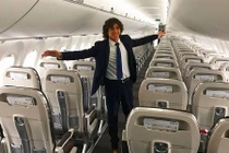 Chỉ cần ngả lưng lên máy bay, chàng trai nhận lương 20000 USD/tháng