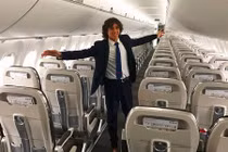 Chỉ cần ngả lưng lên máy bay, chàng trai nhận lương 20000 USD/tháng