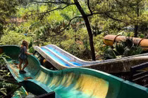 Khách Tây đổ xô khám phá công viên nước bỏ hoang ở VN