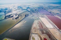 Chẳng ai tin lại có một cánh đồng muối sặc sỡ đến nhường này