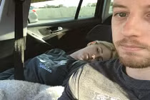 Anh chàng nổi tiếng nhờ vào sở thích… "dìm hàng vợ"