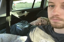 Anh chàng nổi tiếng nhờ vào sở thích… "dìm hàng vợ"