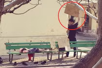 Xúc động cảnh bố che nắng cho con trong bệnh viện