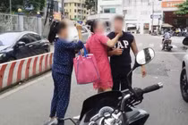 Bắt khẩn cấp tài xế ô tô vô cớ đánh người đi đường