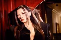 Vợ cũ Bằng Kiều gây sốt với nhan sắc gợi cảm tuổi U60