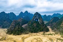 "Mắt thần" của Cao Bằng mùa khô cạn, hút khách tham quan