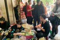 Món ăn đơn giản mà ngon, khách vây kín chờ mua 