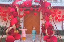 Hà Hồ khoe hai con diện áo dài ở biệt thự ngập sắc đỏ