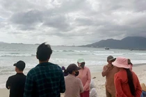 Khánh Hòa: Hơn 100 người tìm kiếm 2 nam sinh mất tích khi tắm biển