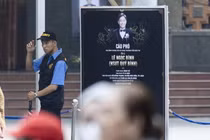 Khán giả sếp hàng dài đợi viếng diễn viên Quý Bình