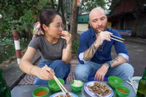 Khách Tây nếm thử món ăn nghe tên "ngượng đỏ mặt" ở Hà Nội