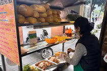 Vụ khách tố quán bánh mì bán thịt mốc, phường Quán Thánh lên tiếng