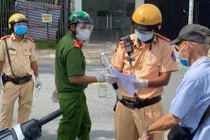 Dùng xe đặc chủng đưa cụ ông 87 tuổi đến điểm tiêm vaccine ở TPHCM