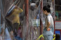 Đi chợ thời COVID-19: Mua qua tấm chắn, bán luân phiên ngày chẵn lẻ