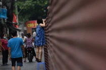 Ngán ngẩm cảnh người dân bắc ghế đi chợ từ “Quận nọ sang Huyện kia”