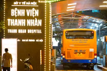 Thần tốc vận chuyển hàng trăm người từ “ổ dịch” BV Việt Đức về BV Thanh Nhàn