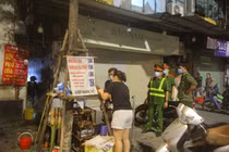 Vất vả "dẹp" hàng quán hàng ăn “cố đấm ăn xôi” mở quá giờ quy định