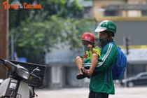 Xúc động bé trai 4 tuổi theo bố đi ship hàng khắp Hà Nội