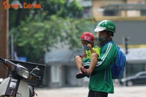 Xúc động bé trai 4 tuổi theo bố đi ship hàng khắp Hà Nội