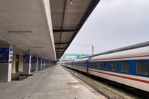 Giá vé tàu Tết Nhâm Dần giảm, ga Hà Nội vắng tanh ngày đầu mở bán