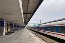 Giá vé tàu Tết Nhâm Dần giảm, ga Hà Nội vắng tanh ngày đầu mở bán