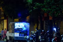 Chợ cóc họp "chui" giữa đêm, tiềm ẩn nguy cơ lây nhiễm COVID-19