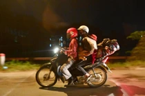 Xót xa trẻ nhỏ theo bố mẹ gần 2.000Km từ Bình Dương về quê