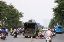 Đại lộ nghìn tỷ giữa Thủ đô biến thành... chợ tạm