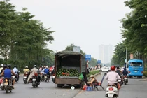 Đại lộ nghìn tỷ giữa Thủ đô biến thành... chợ tạm