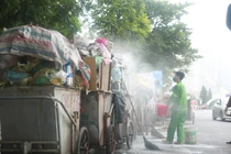 Xem cách nhân viên vệ sinh môi trường xử lý rác ngập đường phố