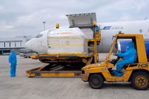 Hơn 97.000 liều vaccine Pfizer đầu tiên đã về Việt Nam