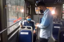 Hà Nội: Ngày đầu xe buýt hoạt động trở lại, mỗi chuyến lác đác 1-2 khách 