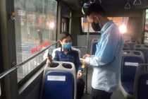 Hà Nội: Ngày đầu xe buýt hoạt động trở lại, mỗi chuyến lác đác 1-2 khách 