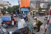 Người dân tất bật mua hàng tích trữ trước khi phong toả phường Văn Miếu