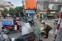 Người dân tất bật mua hàng tích trữ trước khi phong toả phường Văn Miếu