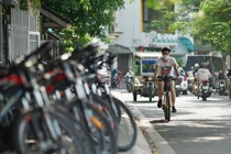 Đổ xô thuê xe đạp mùa COVID-19, tiểu thương ngồi không "hốt" bạc triệu mỗi ngày